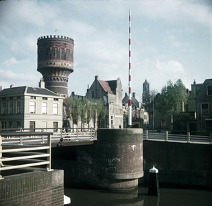 119134 Gezicht op de Van Asch van Wijckbrug over de Stadsbuitengracht te Utrecht, met op de achtergrond de Van Asch van ...